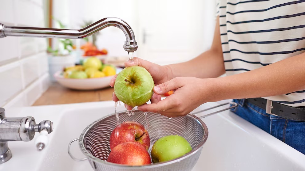 las-mejores-herramientas-y-metodos-para-lavar-frutas-y-verduras,-segun-experto