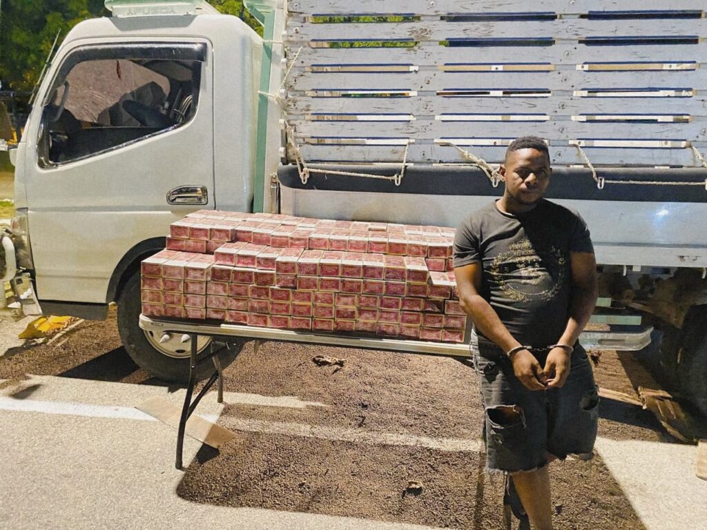tras-una-persecucion,-el-ejercito-incauta-contrabando-de-50,000-cigarrillos-ocultos-en-camion