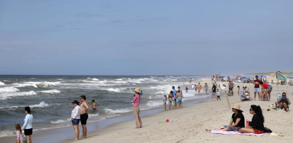 nueva-york-cierra-sus-playas-por-posibles-efectos-del-huracan-erin